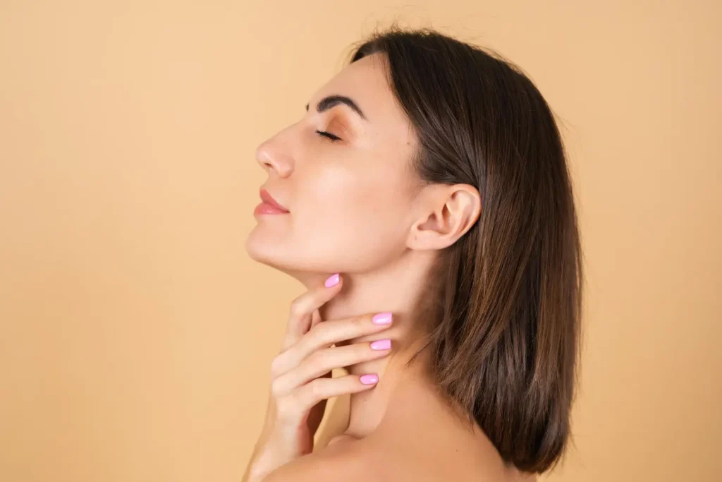 Cuello envejecido vs. cara joven: Por qué es crucial tratar ambas zonas lifting facial